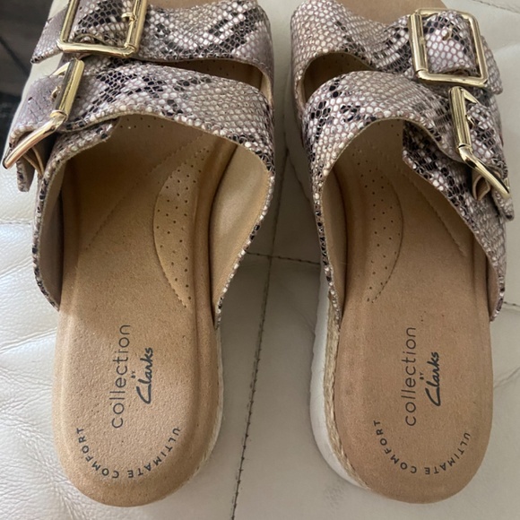 Clarks snakeskin slides with cushion heel - Picture 2 of 4